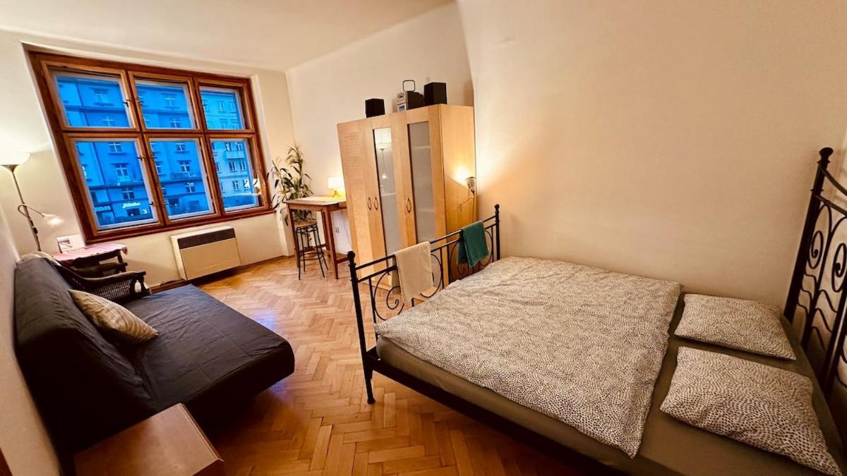 Apartment Sunny With Balcony Near Castle With Castle View Prague